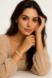 modelka z brasnoletką_Easy-Resize.com